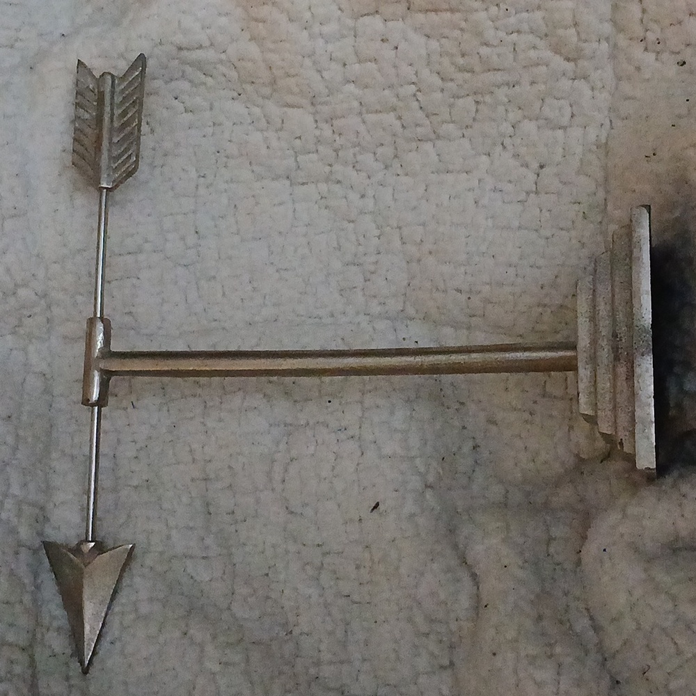 Alex & Zoe Silver Metal Arrow Home Decor Accent 10.5" T‎ 11.5" W Necklace Vanity